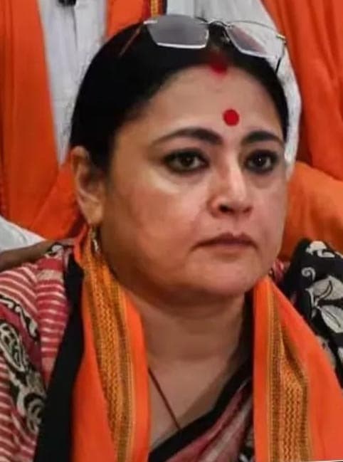 बंगाल में सुरक्षित नहीं हैं मां-बेटियां : अग्निमित्रासंवाददाता, कोलकाताकूचबिहार के माथाभांगा इलाके में भारतीय जनता महिला मोर्चा की मुस्लिम सदस्य पर हुए अमानवीय अत्याचार के खिलाफ भाजपा विधायक अग्निमित्रा पाॅल ने मोर्चा खोल दिया है. इस मुद्दे पर वह लगातार प्रशासन पर दबाव बना रही हैं, ताकि अपराधियों को गिरफ्तार कर उन्हे सख्त सजा दिलायी जा सके. मामले की गंभीरता को देखते हुए भाजपा ने जांच कमेटी भी गठित की है. अग्निमित्रा पाॅल के नेतृत्व में शनिवार को कमेटी के सदस्यों ने कूचबिहार के माथाभांगा इलाके का दौरा किया. भाजपा प्रतिनिधिमंडल को देखकर इलाके में रह रहकर उत्तेजना फैल रही थी, जिसकी वजह से पुलिस को काफी मशक्कत का सामना करना पड़ा. सूत्रों के मुताबिक पीड़िता से मुलाकात कर जिला पुलिस अधीक्षक के साथ अग्निमित्रा पॉल के मुलाकात की योजना थी. लेकिन अचानक अग्निमित्रा के नेतृत्व में पुलिस लाइन के सामने धरने पर बैठ गये. इस दौरान रह-रह कर रास्ता अवरोध किया गया. अवरोध दोपहर 12 से एक बजे तक चला. इसके बाद भाजपा प्रतिनिधिमंडल ने पुलिस अधपक्षक से मुलाकात की. अग्निमित्रा पॉल ने बताया कि पीड़िता का अपराध बस इतना था कि वह भाजपा से जुड़ी हुई है. उसके साथ हुए अत्याचार के खिलाफ आवाज बुलंद करने के लिए ही यह टीम आयी है. इस राज्य में कोई भी सुरक्षित नहीं है. हम अपराधियों को कड़ी सजा देने के पक्ष में हैं. प्रतिनिधिमंडल को राज्य पुलिस पर भरोसा नहीं है, इसलिए मामले की जांच सीबीआइ को सौंपी जाये. पारिवारिक घटना, राजनीति से लेना-देना नहीं : तृणमूल बंगाल में सुरक्षित नहीं हैं मां-बेटियां : अग्निमित्रा