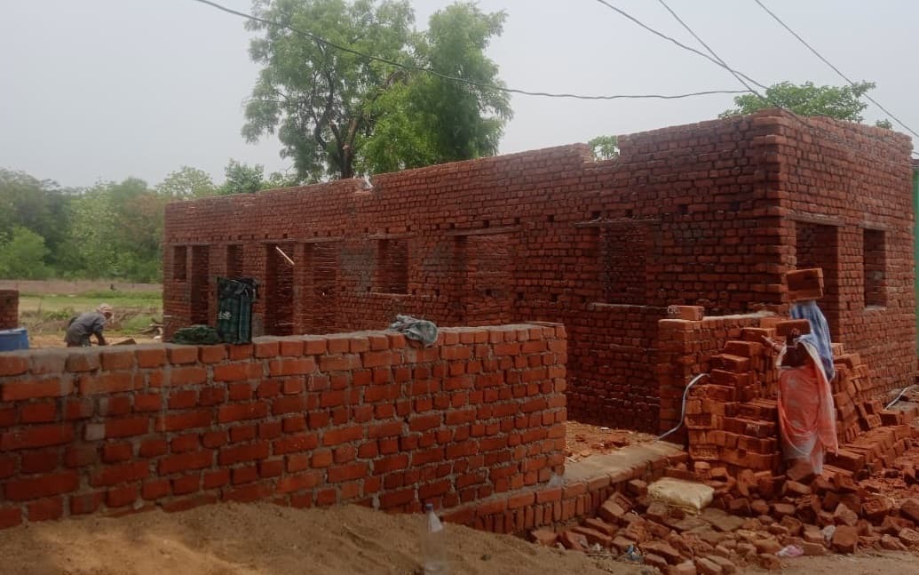 कहीं दुकान को पलटा, तो कहीं अवैध निर्माण को तोड़ा