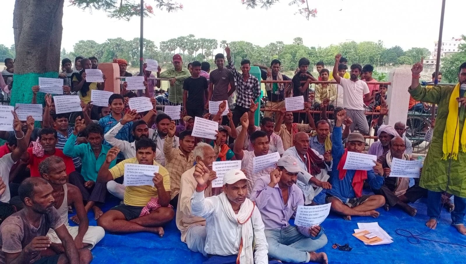 पूर्व के चयनित स्थल पर निर्माण की मांग को दिया धरना