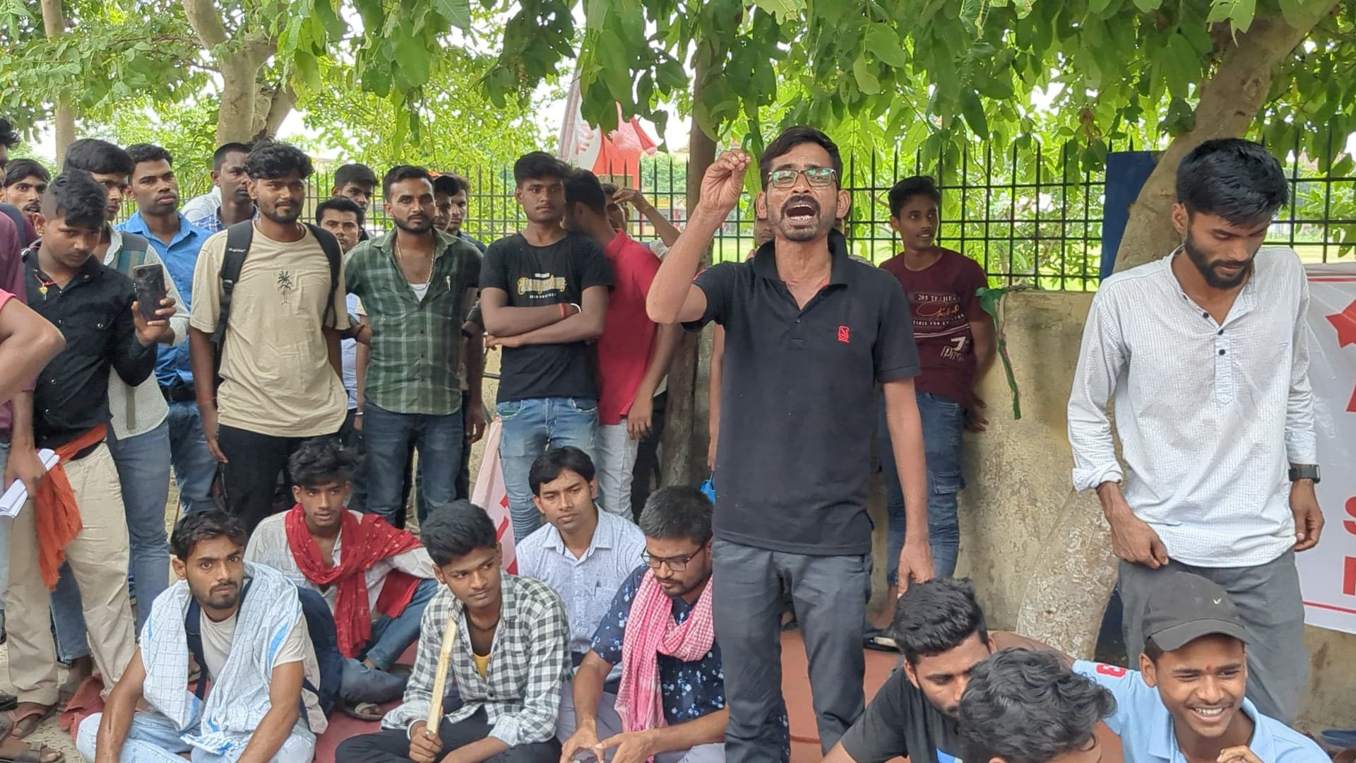 नि:शुल्क नामांकन की मांग को लेकर किया प्रदर्शन