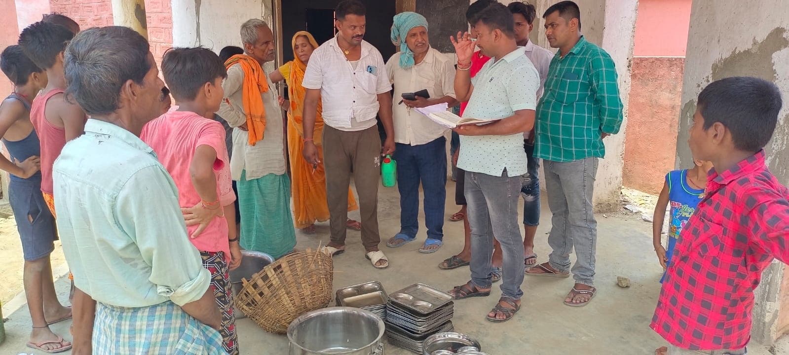 मध्याह्न भोजन में गड़बड़ी की शिकायत को लेकर बीआरसी पहुंचे ग्रामीण