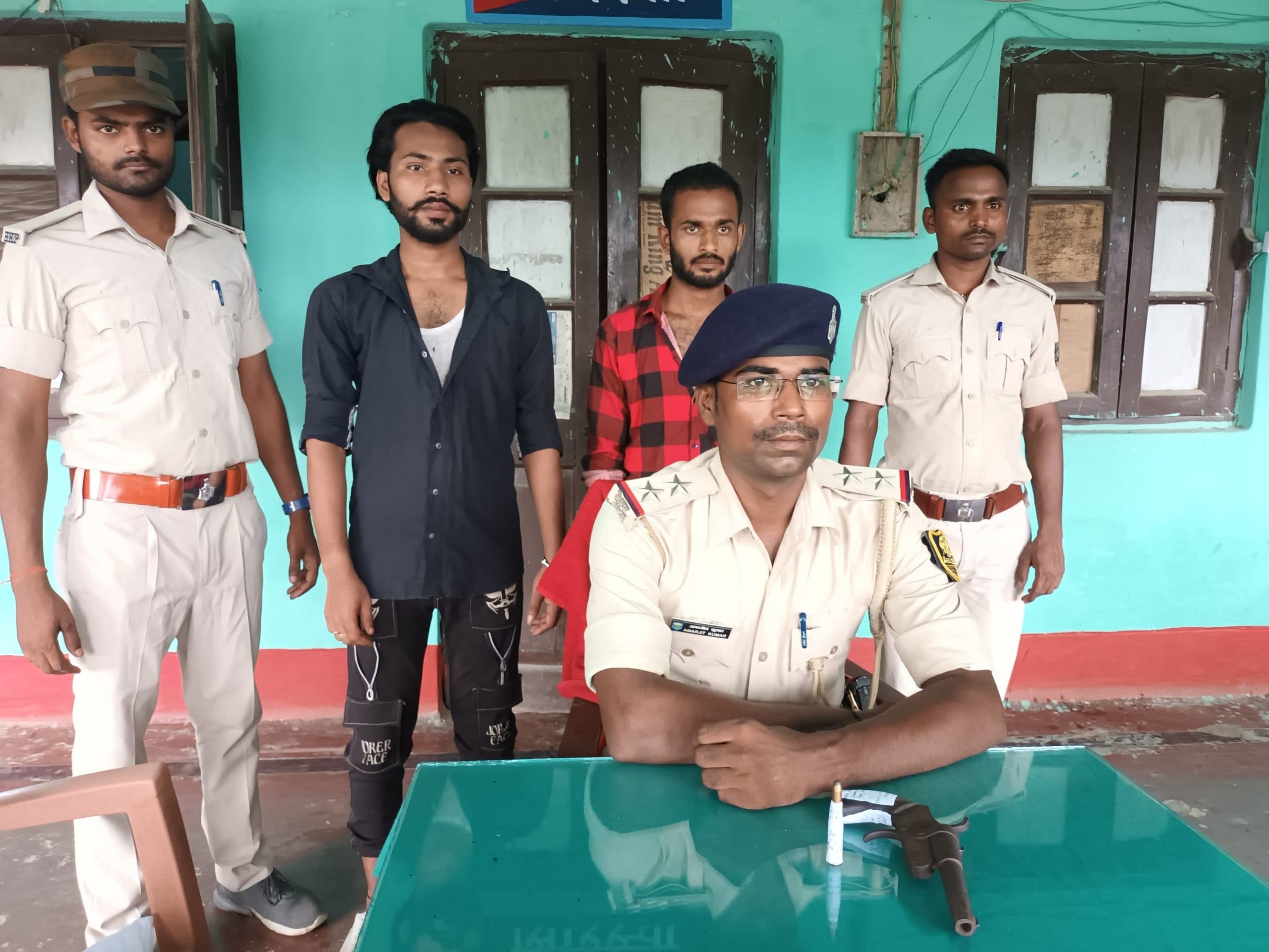 लोडेड कट्टा के साथ दो युवक गिरफ्तार