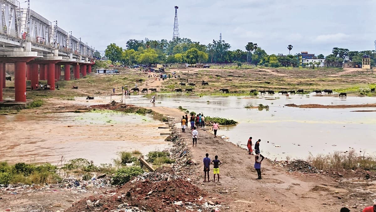 Lakhisarai News : किऊल नदी का अस्थायी रास्ता क्षतिग्रस्त, आवागमन बाधित