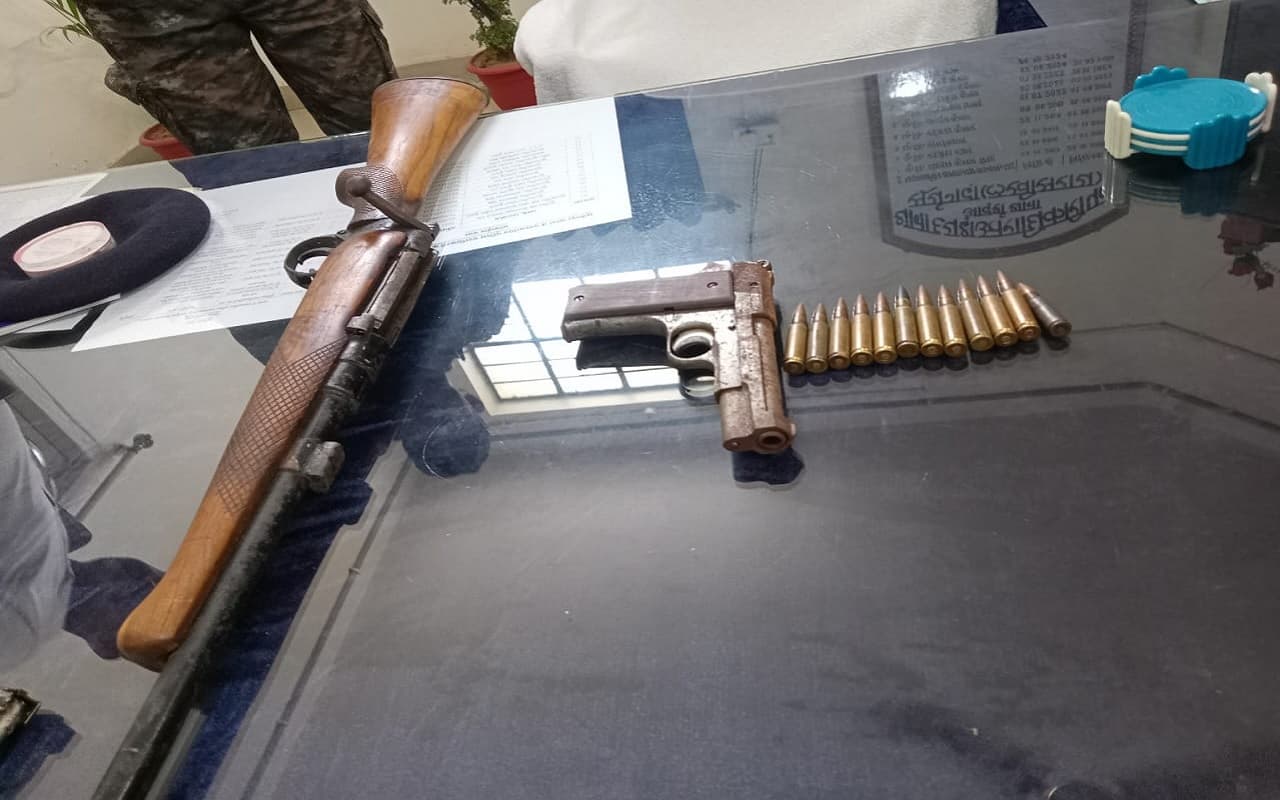 Bihar: लखीसराय में बोरे में बंद करके झाड़ी में छुपाया गया था हथियार और कारतूस, पुलिस ने बरामद किए