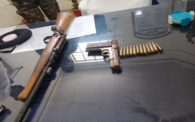 Bihar: लखीसराय में बोरे में बंद करके झाड़ी में छुपाया गया था हथियार और कारतूस, पुलिस ने बरामद किए