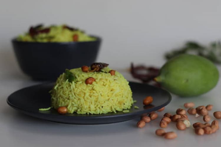 Mango Masala Rice Recipe: बचे हुए चावल और कच्चे आम से बनाए मैंगो मसाला राइस, देखें क्या है रेसपी