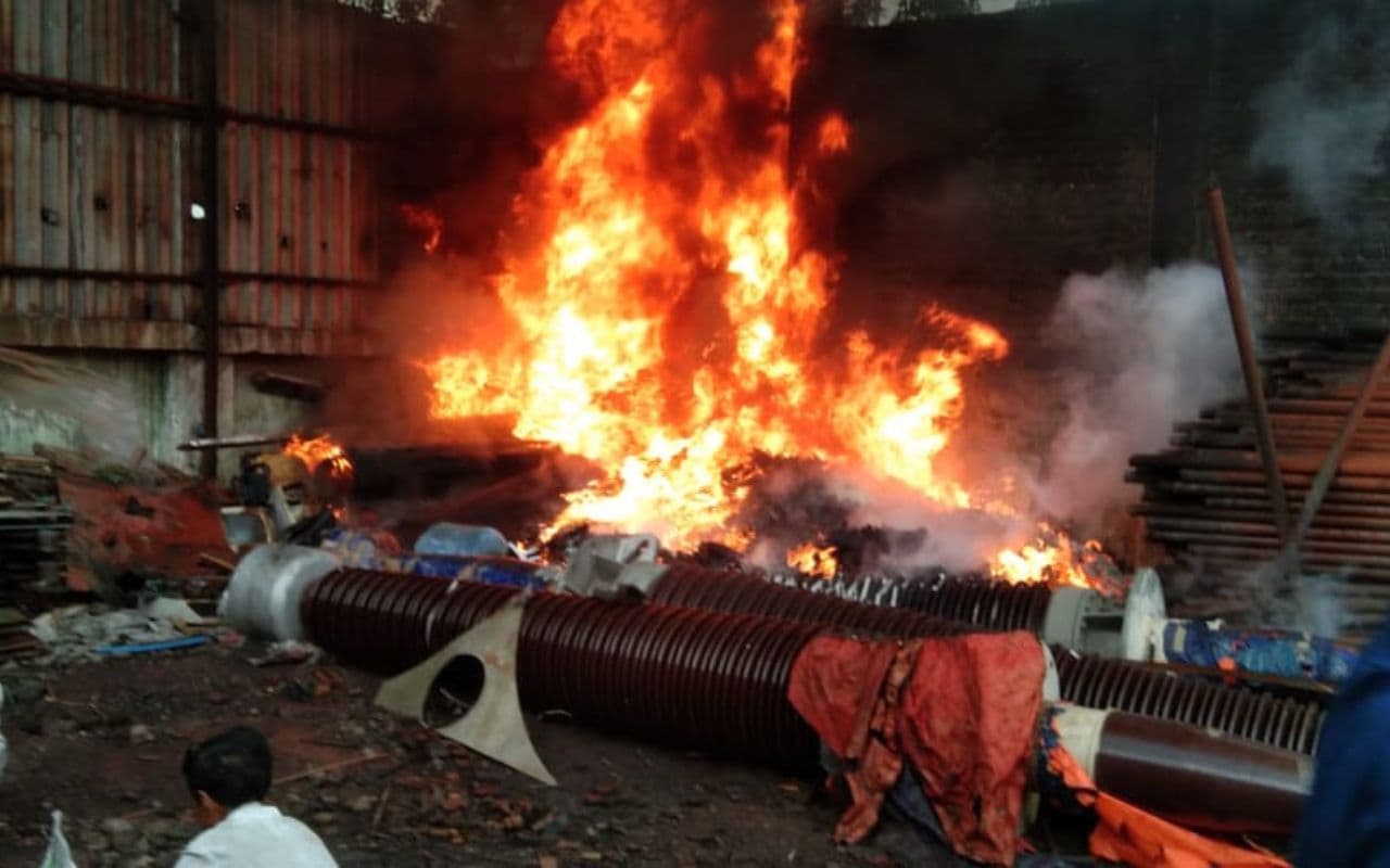 Jamshedpur News: बर्मामाइंस के स्क्रैप गोदाम में लगी भीषण आग से मची अफरा-तफरी