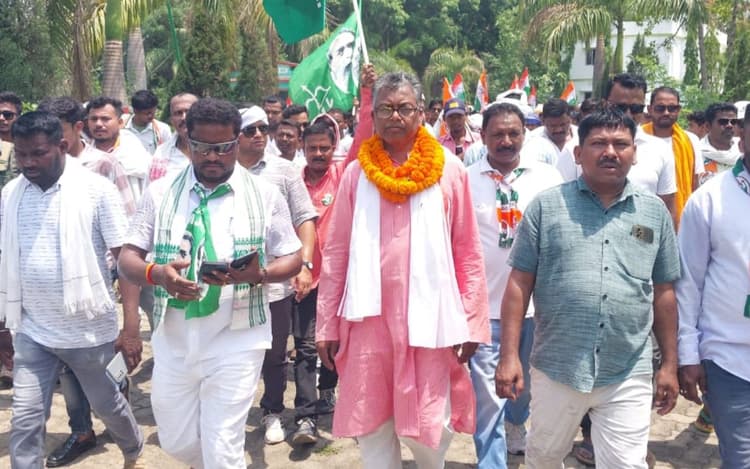 लोकसभा चुनाव जीतकर खरसावां पहुंचे काली चरण मुंडा को 1 क्विंटल लड्डू से तौला गया, हुआ भव्य स्वागत