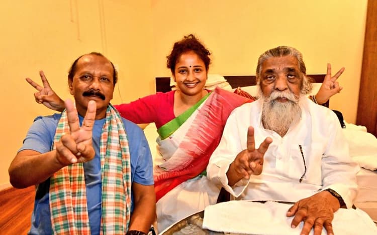 कल्पना सोरेन ने चुनाव में जीत के बाद शिबू सोरेन को खिलायी मिठाई, बदल सकती हैं कोयलांचल में राजनीति की दशा व दिशा