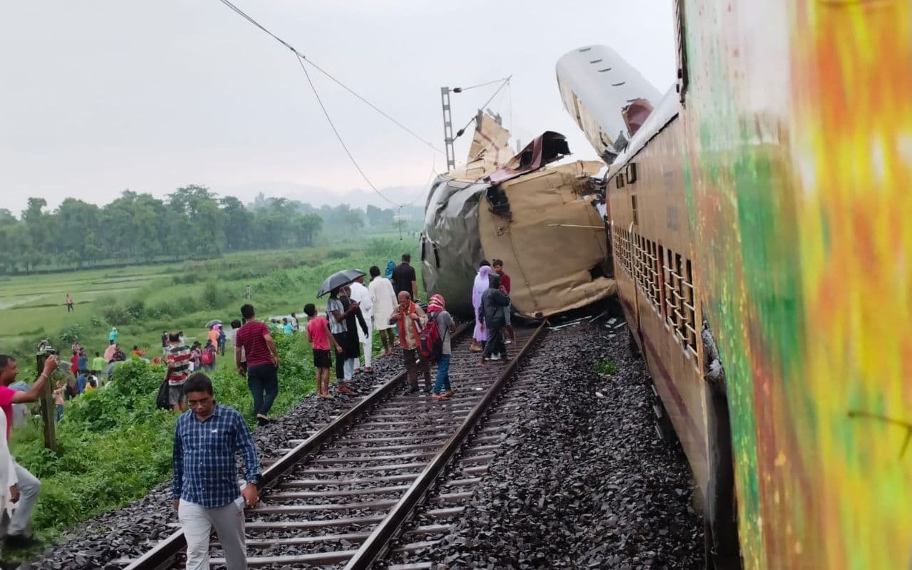 Train Accident: कंचनजंगा ट्रेन हादसे में 9 लोगों की मौत, 19 ट्रेंने रद्द