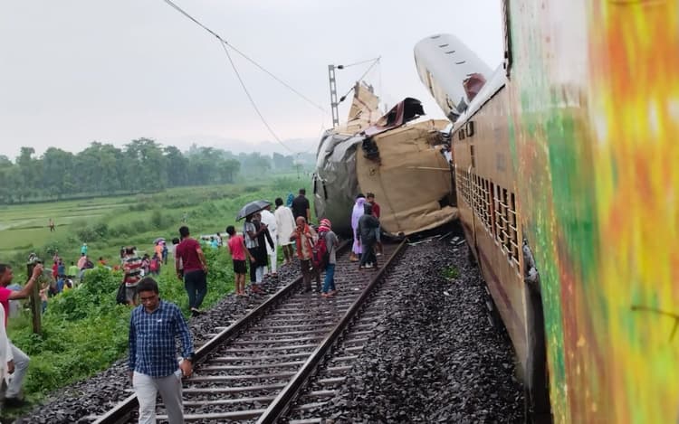 Train Accident: कंचनजंगा ट्रेन हादसे में 9 लोगों की मौत, 19 ट्रेंने रद्द