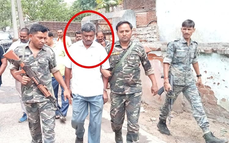 Latehar News: 5 हजार रुपए रिश्वत ले रहे बालूमाथ के पंचायत सेवक को एसीबी पलामू ने किया गिरफ्तार