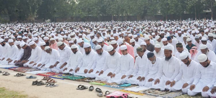 Bakrid: मुल्क में अमन, शांति व भाईचारा के लिए दुआ मांगी, गले मिल कर एक-दूसरे को दी मुबारकबाद