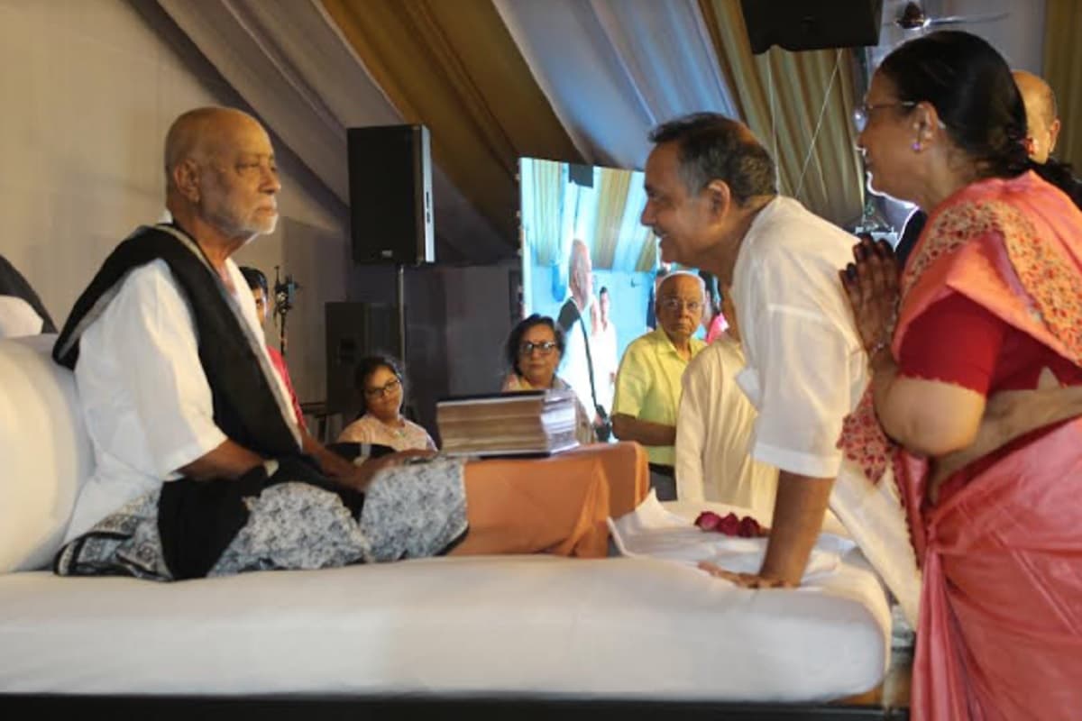 गिरिडीह में मोरारी बापू का रामकथा शुरू, प्रवचन सुनने उमड़े श्रद्धालु