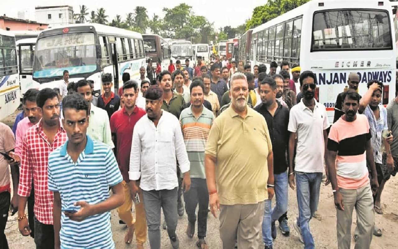 सांसद पप्पू यादव को मिला एक WhatsApp मैसेज तो पहुंच गए पूर्णिया बस स्टैंड, आयुक्त को लगा दिया फोन...