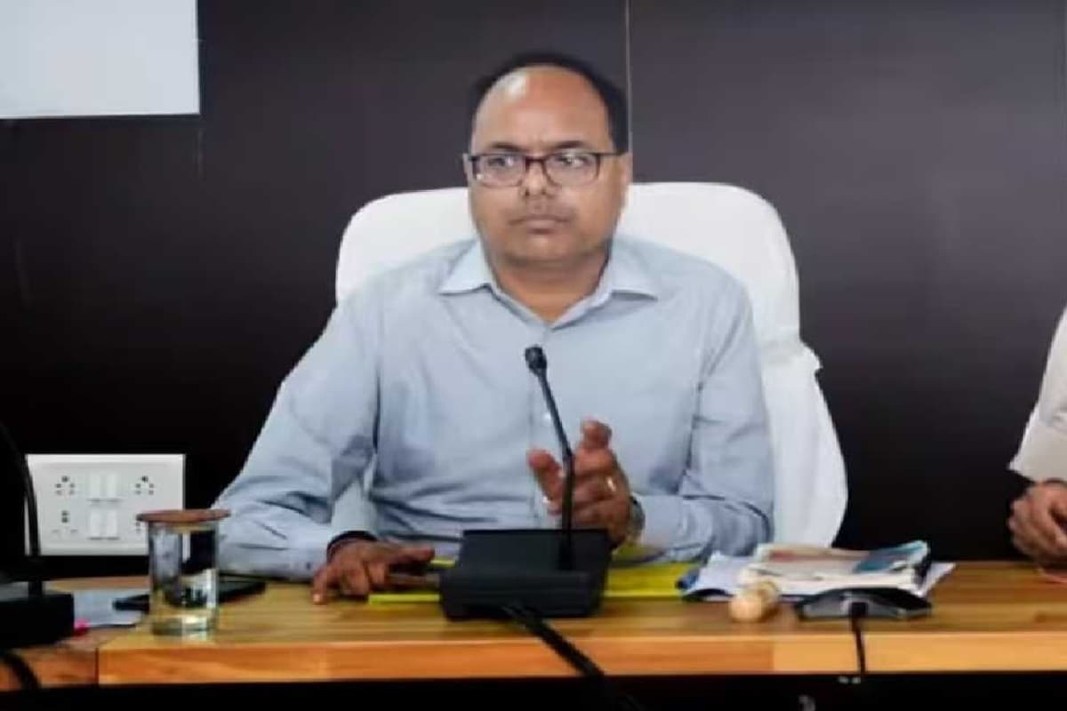 Patna News: पटना के 2 DCLR, 4 सीओ और 5 CDPO समेत 16 अफसरों का रोका गया वेतन, डीएम ने की कार्रवाई