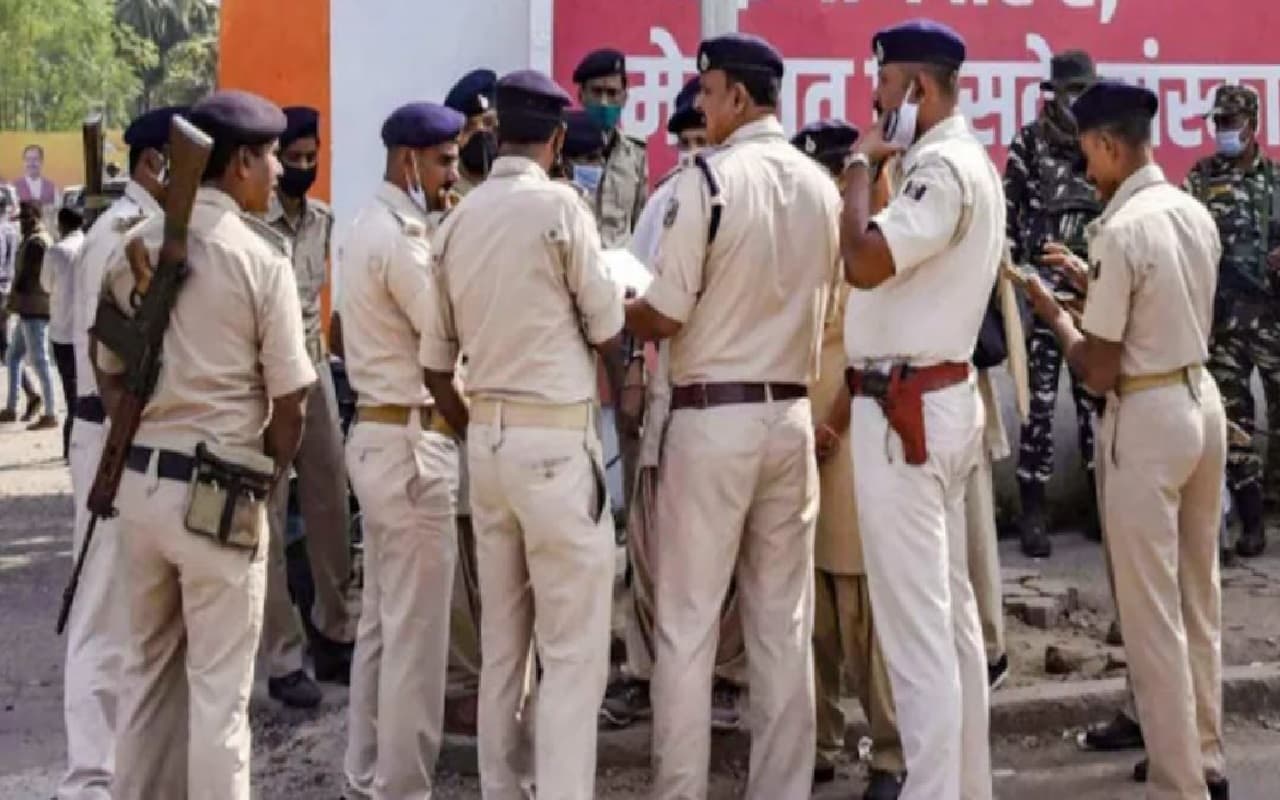 मुजफ्फरपुर में बैंक लुटेरों और पुलिस के बीच मुठभेड़, अपराधी सुंदरम समेत दो को लगी गोली मुजफ्फरपुर में बैंक लुटेरों और पुलिस के बीच मुठभेड़, अपराधी सुंदरम समेत दो को लगी गोली