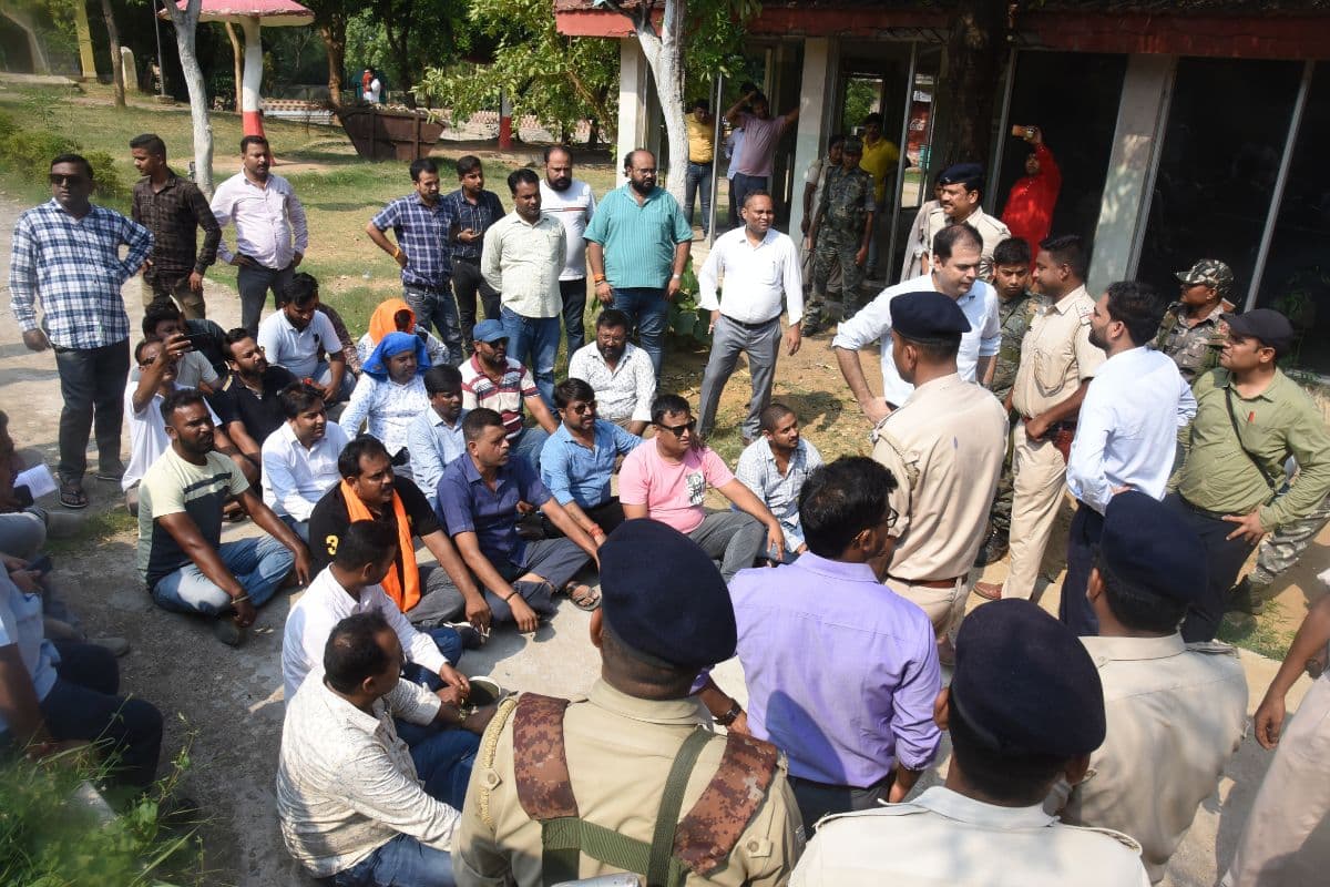जमशेदपुर के सिदगोड़ा सूर्य मंदिर के शंख मैदान से बैरंग लौटे अधिकारी, मंदिर कमेटी ने किया जमकर हंगामा