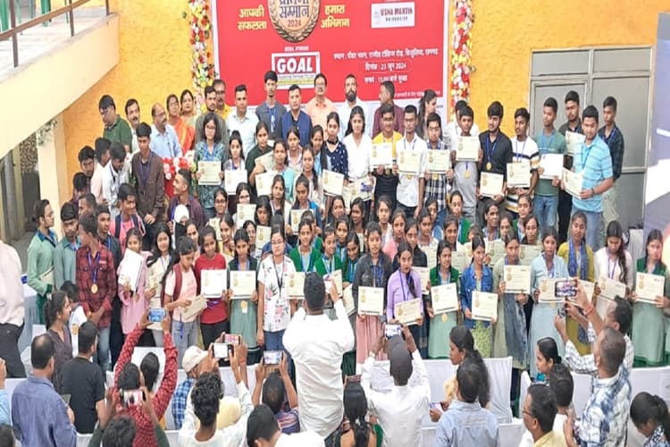 प्रभात खबर प्रतिभा सम्मान समारोह: रामगढ़ में होनहारों को किया गया सम्मानित, डीसी चंदन कुमार बोले- लक्ष्य निर्धारण जरूरी