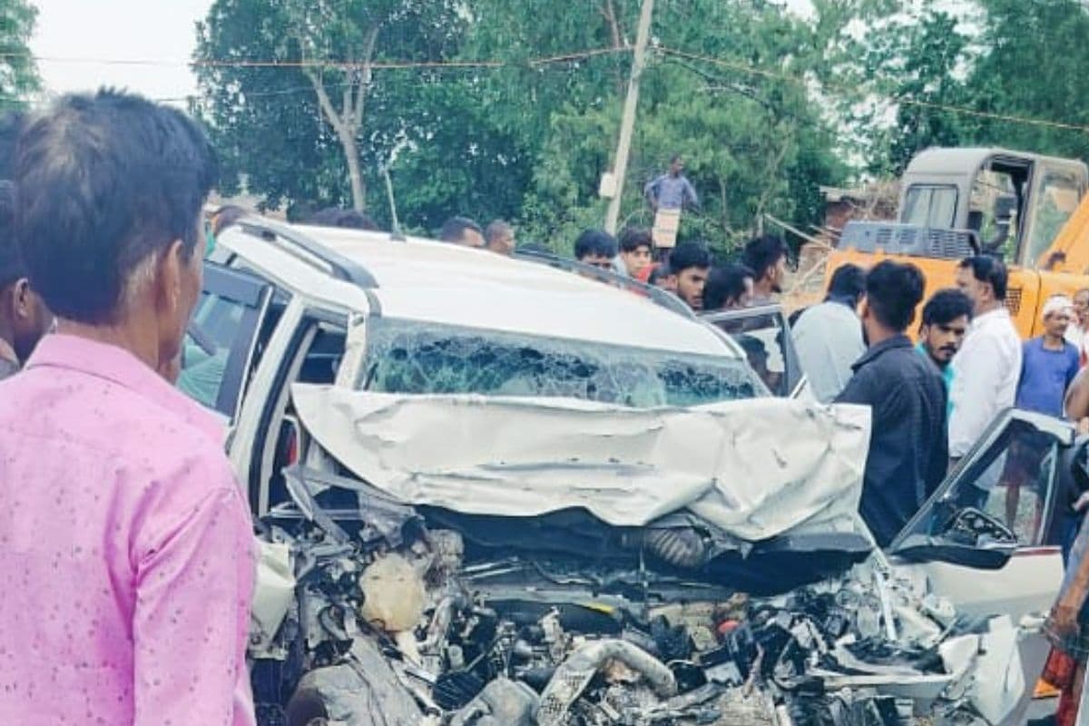 Road Accident In Gumla: झारखंड के गुमला में सड़क हादसा, कार व बस की सीधी टक्कर में तीन की मौत, एक बच्ची घायल