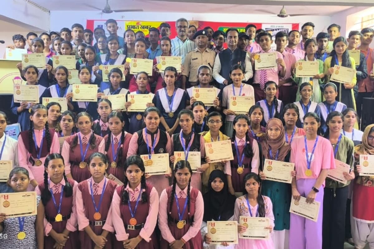 प्रभात खबर सम्मान समारोह में मधुपुर के 350 से ज्यादा बच्चे हुए सम्मानित, पर्यटन मंत्री हफिजुल हसन रहे मौजूद