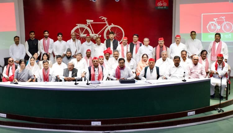 Akhilesh Yadav: सपा संसदीय दल के नेता चुने गए अखिलेश यादव, करहल विधानसभा से देंगे इस्तीफा