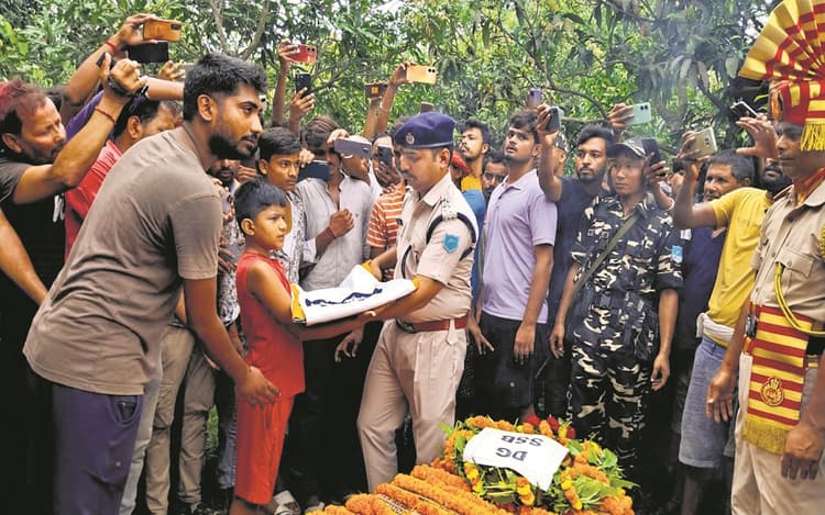 PHOTOS: बिहार में मासूम को जब सौंपी गयी शहीद पिता की वर्दी और तिरंगा, अंतिम विदाई में रोया पूरा गांव