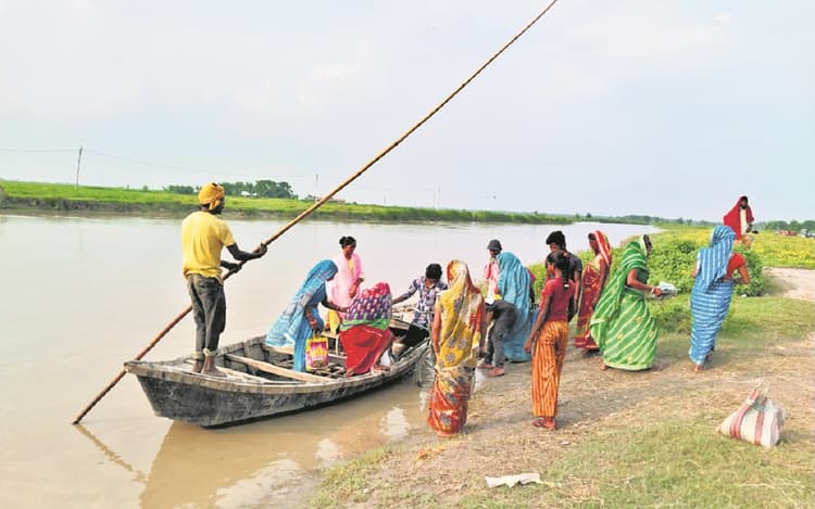 PHOTOS: बिहार में बाढ़ की दस्तक और भाड़े की नाव पर चलते लोग, सुपौल की ये तस्वीरें देखिए...