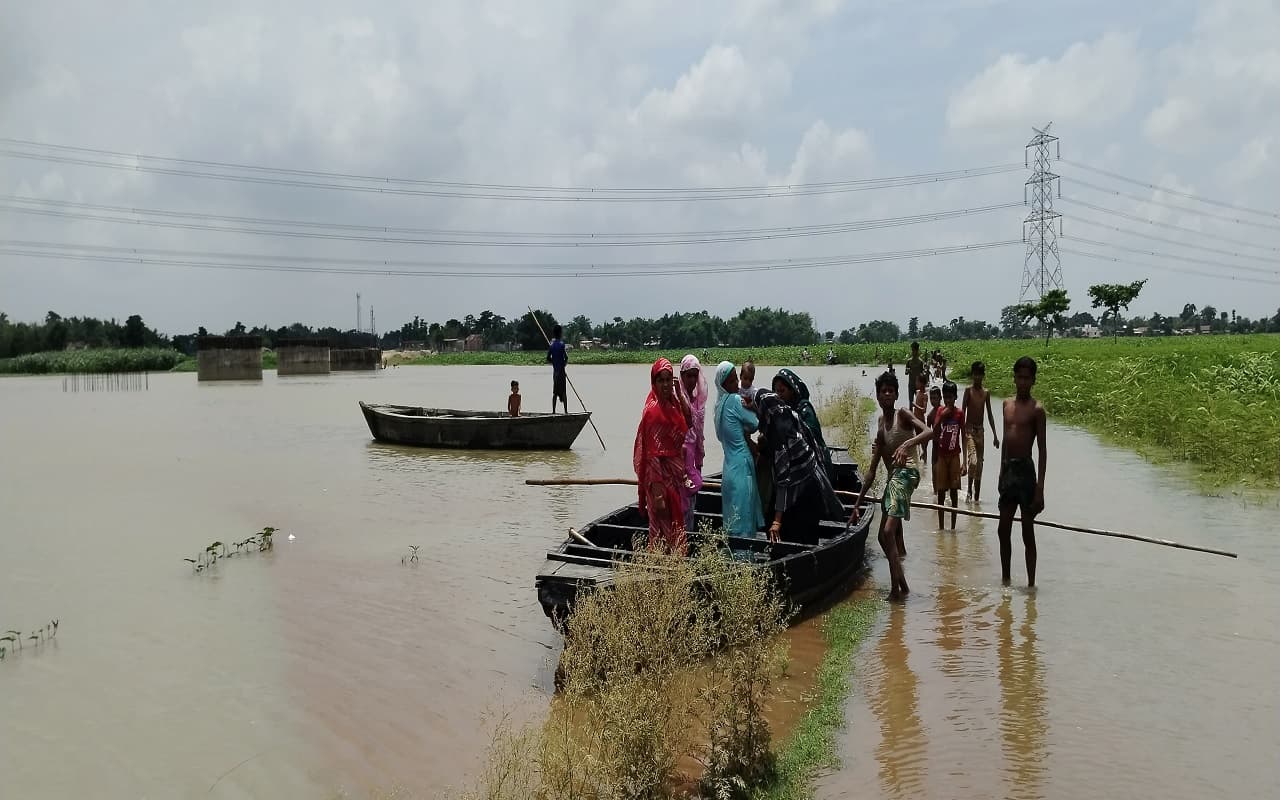 PHOTOS: बिहार में बाढ़ की तबाही देखिए, लोगों के घर कोसी नदी में समा रहे, महिलाएं भी चला रहीं नाव...