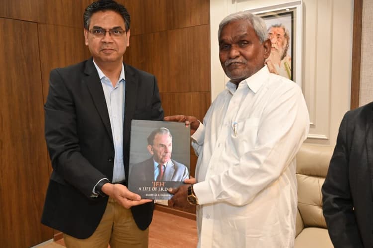 चंपाई सोरेन से मिले टाटा मोटर्स के ईडी गिरीश वाघ, सीएम बोले- कंपनी के विस्तार और निवेश में करेंगे मदद