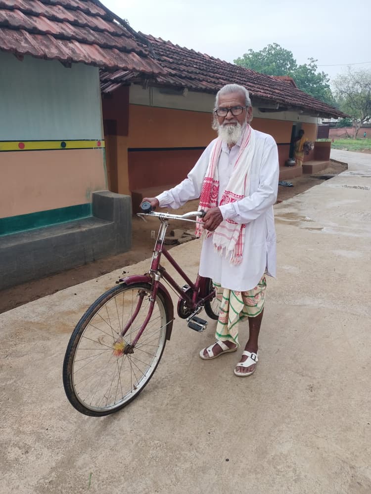 90 वर्ष की आयु में भी टीबुराम माझी में है बच्चों को पढ़ाने का जोश व जज्बा, रिटायरमेंट के 25 साल बाद भी शिक्षा का दीपक जलाने के लिए लड़ रहे जंग