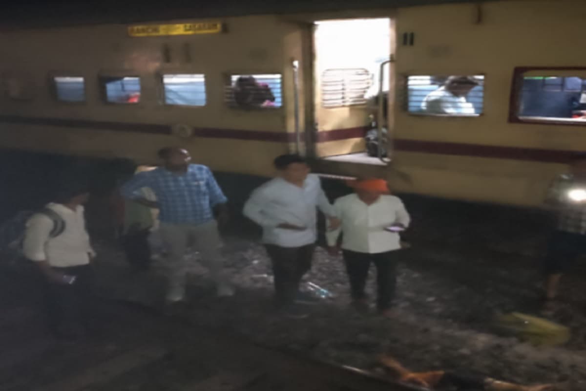 झारखंड : लातेहार में रांची-सासाराम इंटरसिटी एक्सप्रेस में आग लगने की सूचना पर कूदने से चार यात्रियों की मौत