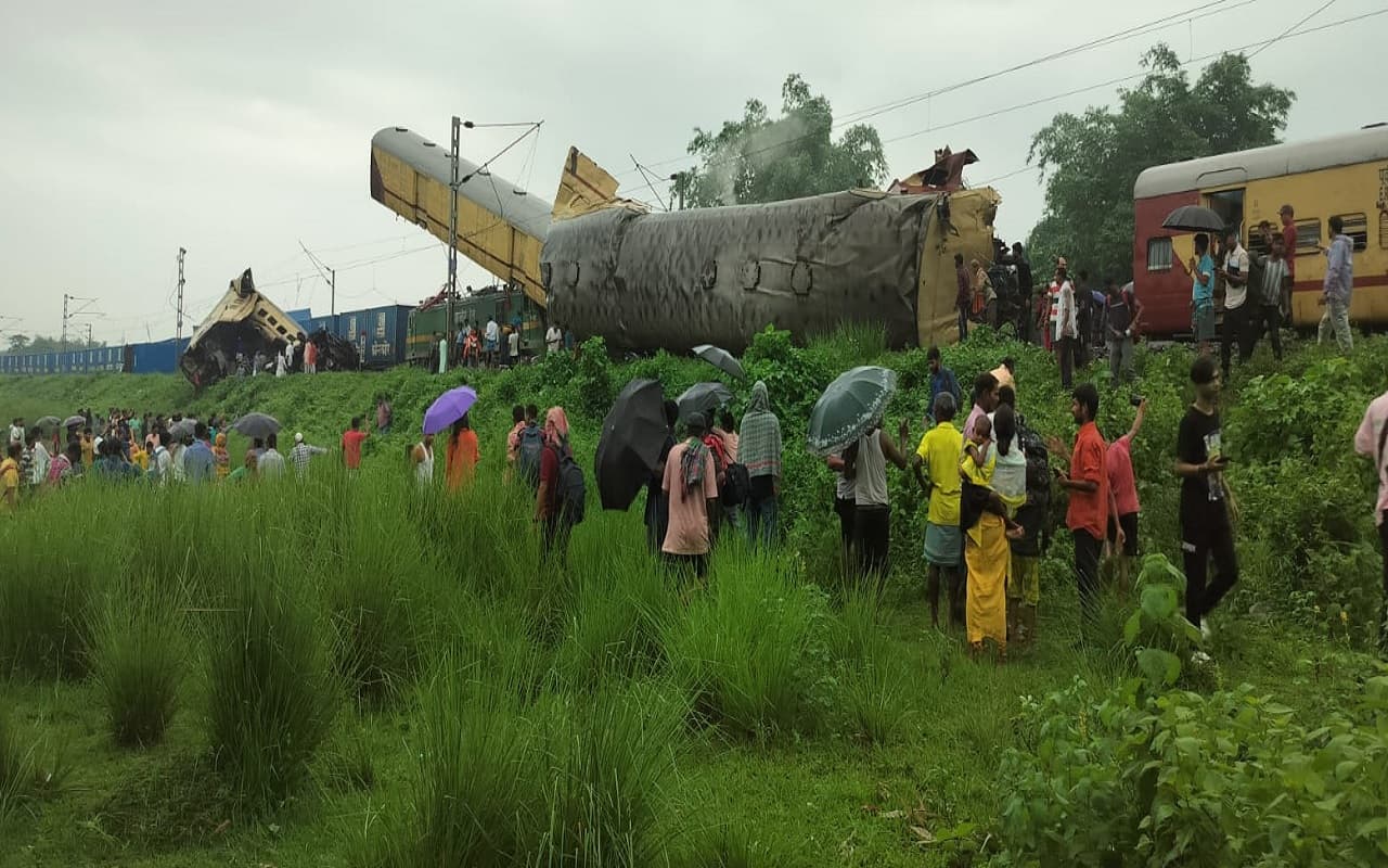 Train Accident: कंचनजंगा एक्सप्रेस में मालगाड़ी ने मारी टक्कर, हवा में उछली बोगियां, मची अफरातफरी
