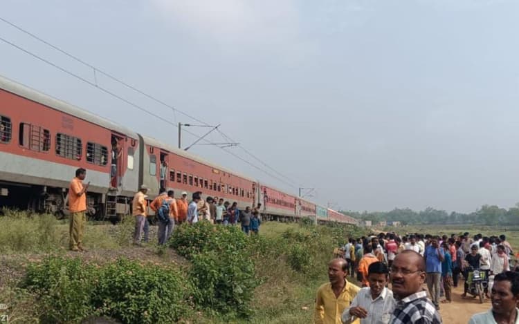 Train Accident: दिल्ली से पुरी जा रही नीलांचल एक्सप्रेस पर गिरा ओवरहेड तार, 2 यात्री गंभीर रूप से घायल