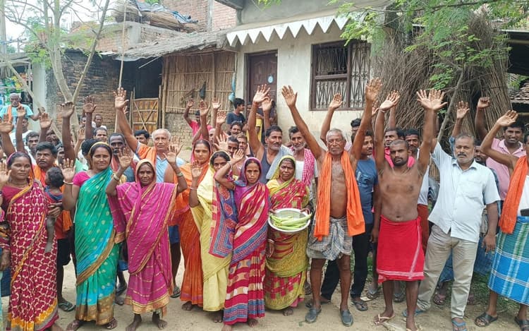 Jharkhand News: इस लोकसभा क्षेत्र में वोट बहिष्कार से प्रशासन में हड़कंप, लोग कर रहे ट्रेन के ठहराव की मांग