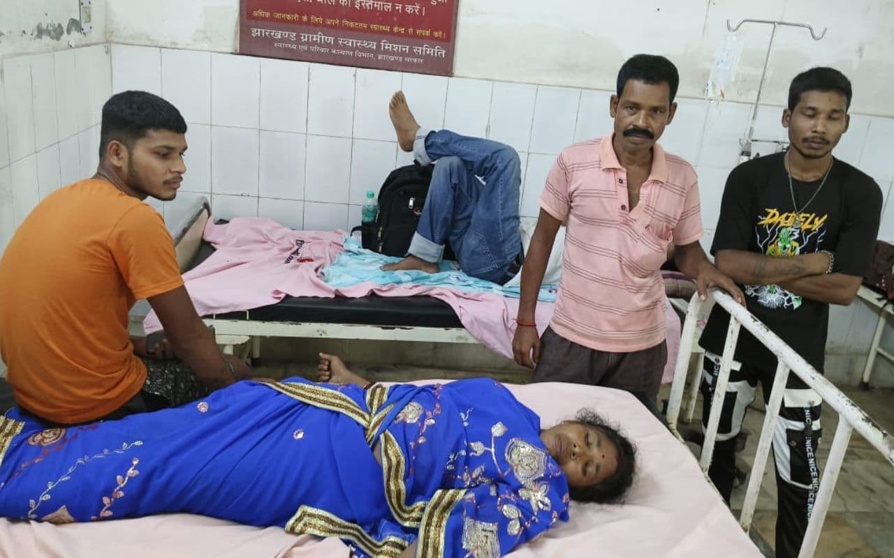 राजमहल में मतदान करने पहुंचे 4 मतदाता मूर्छित होकर गिरे, एंबुलेंस से पहुंचाया गया अस्पताल