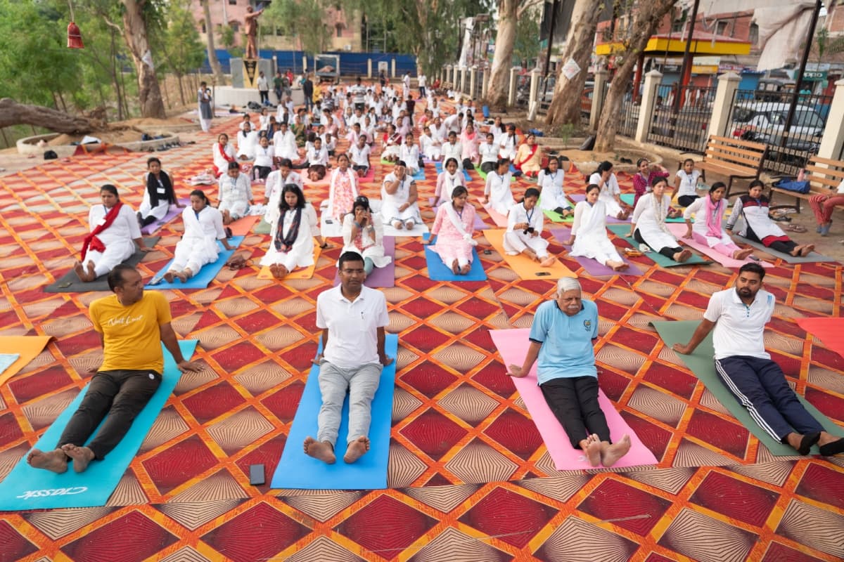 अंतर्राष्ट्रीय योग दिवस : पलामू में लोगों किया योगाभ्यास, देखें PHOTOS