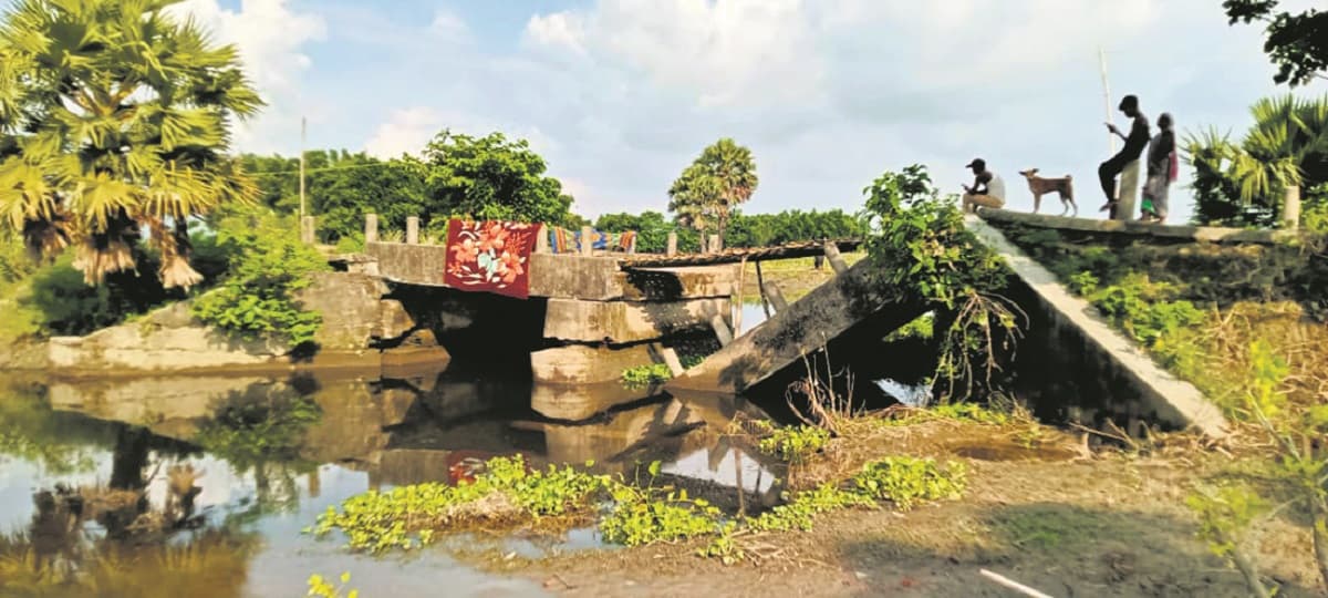 Katihar News : आधा किलोमीटर जाने के लिए करना होता है 10 किमी सफर Katihar News : आधा किलोमीटर जाने के लिए करना होता है 10 किमी सफर