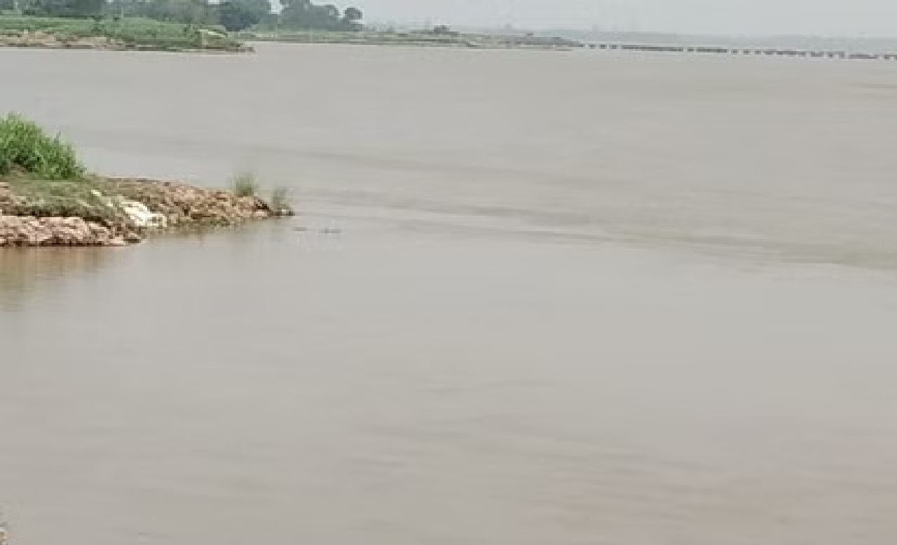 Bihar Flood: नेपाल की बारिश का बिहार में दिखने लगा असर, गंडक नदी उफान पर… Bihar Flood: नेपाल की बारिश का बिहार में दिखने लगा असर, गंडक नदी उफान पर…