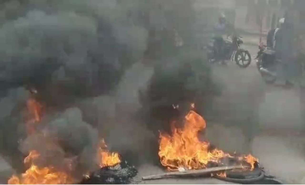 पटना में गैंगवार के विरोध में सड़क पर उतरे लोग, हत्यारे की गिरफ्तारी की मांग… पटना में गैंगवार के विरोध में सड़क पर उतरे लोग, हत्यारे की गिरफ्तारी की मांग…