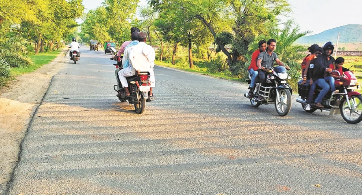 Banka News : स्पीड ब्रेकर पर हिल जाती है हड्डी, वाहन होते हैं अनियंत्रित