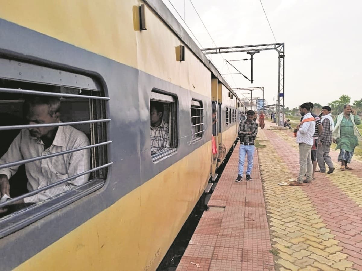 Saharsa News : जमीन आवंटन के पेच में फंसी है कोसी क्षेत्र में मेमू शेड योजना Saharsa News : जमीन आवंटन के पेच में फंसी है कोसी क्षेत्र में मेमू शेड योजना