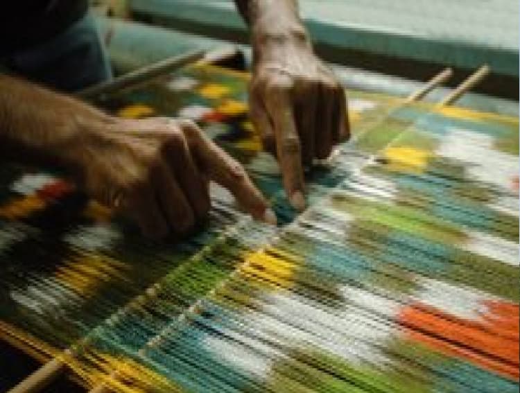 भागलपुर: एक महीने में बुनकरों द्वारा तैयार कपड़ों का तीन से चार करोड़ अधिक का होता कारोबार