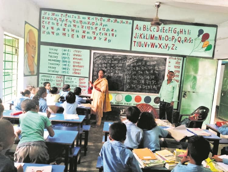 Madhepura News : चार कमरों में हो रही आठ कक्षाओं की पढ़ाई
