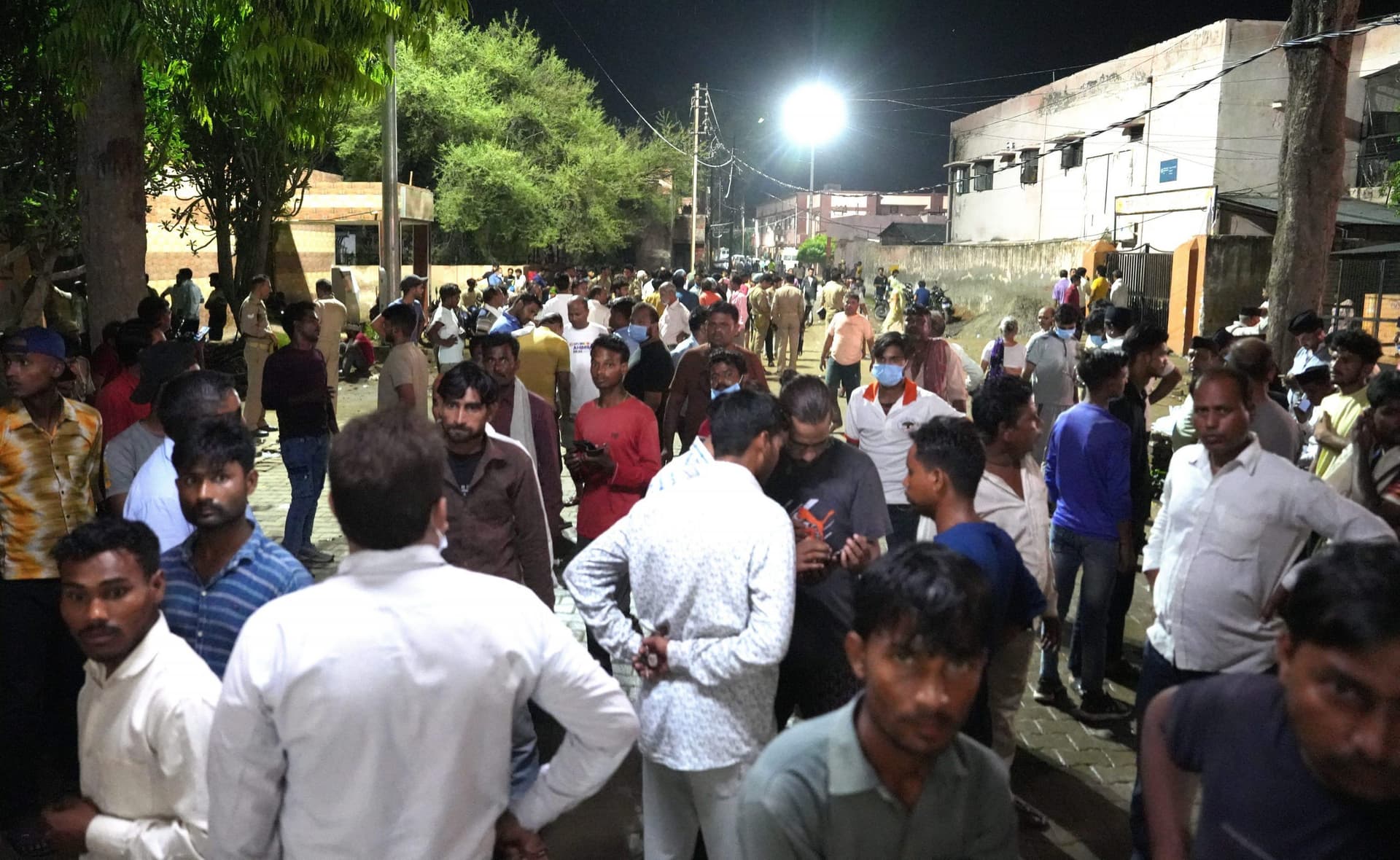 Hathras Satsang: अजीज की डेड बॉडी का इंतजार कर रहे 116 परिवार, बर्फ की सिल्ली पर पड़े हैं मृतक