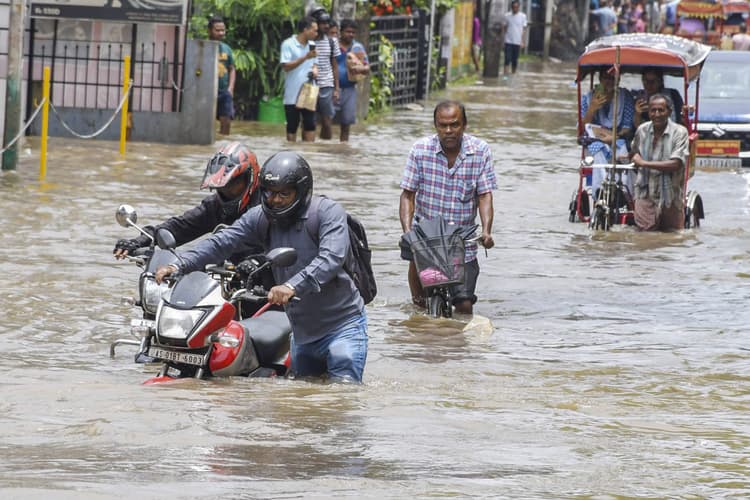 Weather Updates: बंगाल की खाड़ी में बनेगा निम्न दबाव का क्षेत्र, इन 3 राज्यों में भारी बारिश का अलर्ट