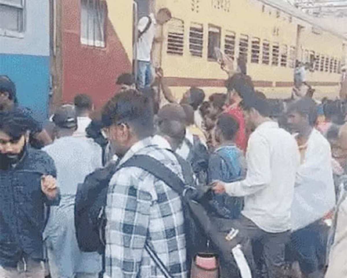 Train Accident: पूर्णिया-हटिया एक्सप्रेस का कपलिंग टूटा, बाल-बाल बची ट्रेन के यात्री