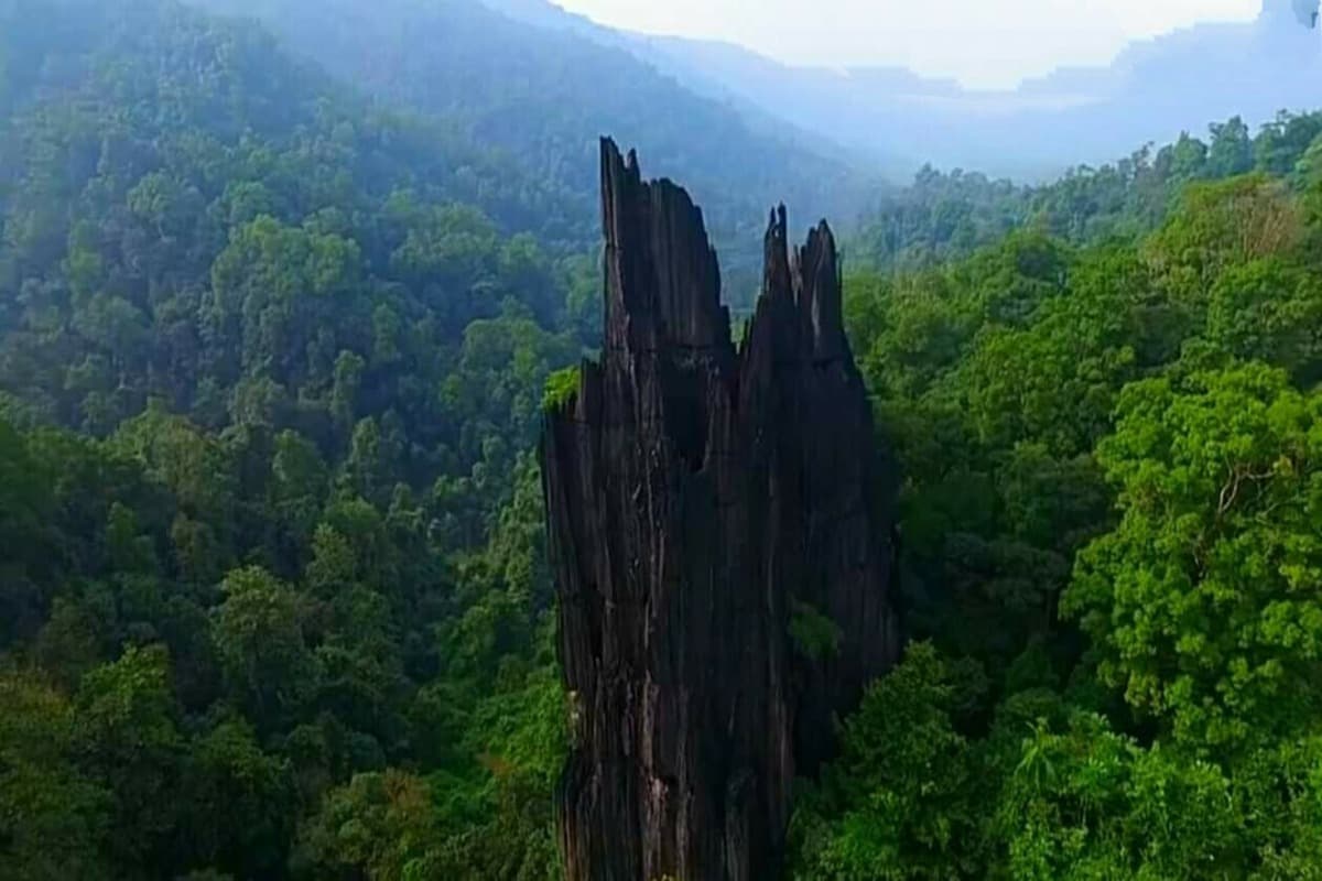 Karnataka Tourism: हिमालय से भी पुरानी है याना की गुफाएं जहां प्राकृतिक रूप से होता है शिवलिंग का जलाभिषेक