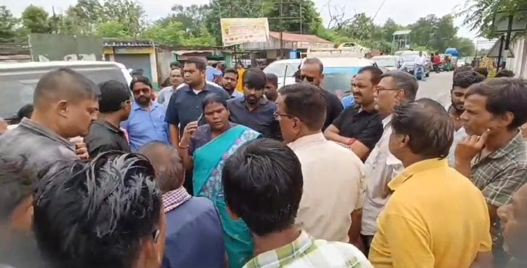 सुंदरनगर पुलिस के एसआई ने ठेला संचालक को पिटा,बर्बाद करने की दी धमकी,कार्रवाई की मांग को लेकर जिप अध्यक्ष ने किया सड़क जाम