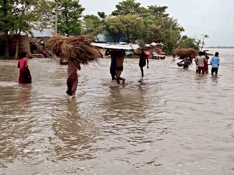 PHOTOS: सुपौल में लोग अपने घरों को तोड़कर रिश्तेदार के पास जा रहे, बाढ़ का पानी घटा तो कटाव बनी मुसीबत